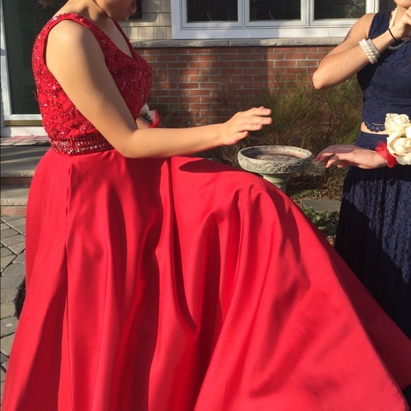 A beautiful red designer prom dress/gown - Picture 2 of 5